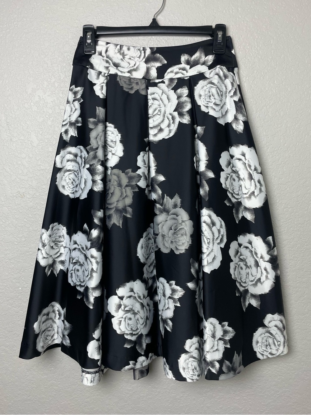 Review Beautiful Midi Black Circle Skirt w/ White Rose Print Pleated Satin Sz 6